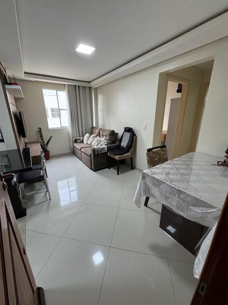 Apartamento de 2 dormitórios reformado, com estacionamento.