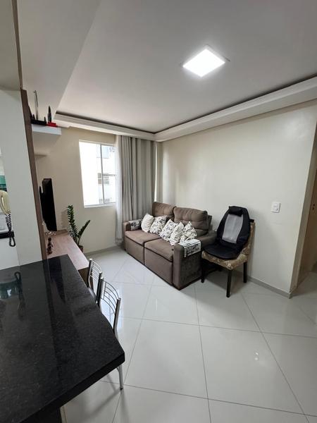 Apartamento de 2 dormitórios reformado, com estacionamento.