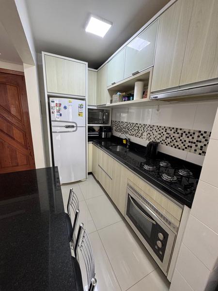 Apartamento de 2 dormitórios reformado, com estacionamento.