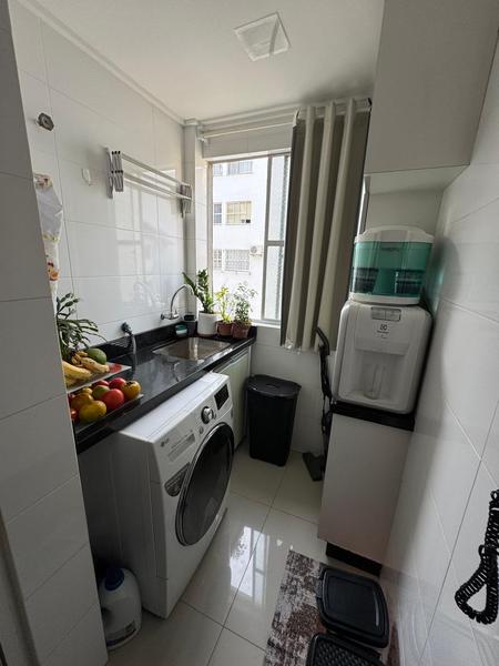 Apartamento de 2 dormitórios reformado, com estacionamento.