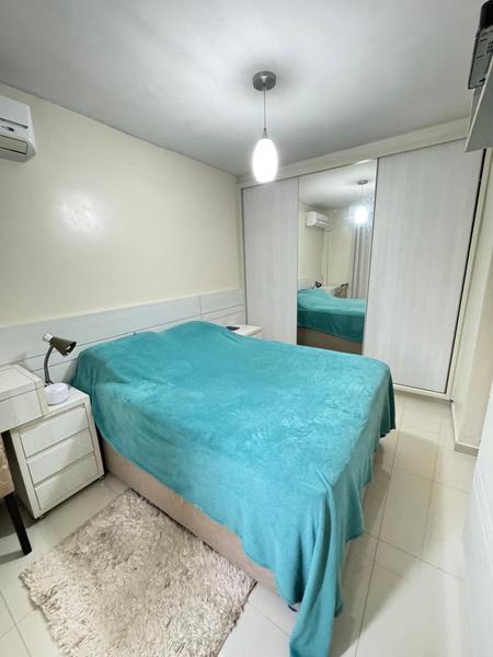 Apartamento de 2 dormitórios reformado, com estacionamento.