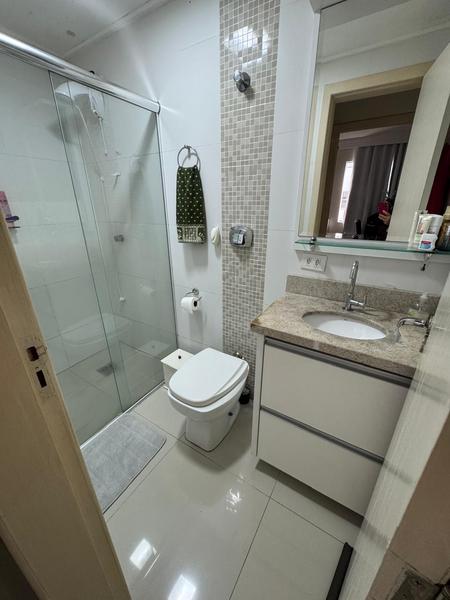 Apartamento de 2 dormitórios reformado, com estacionamento.