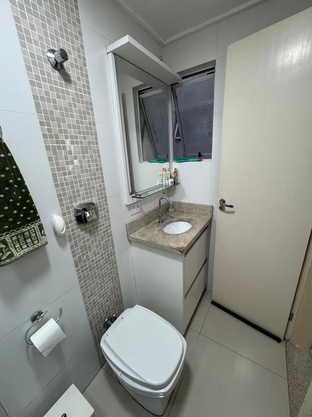 Apartamento de 2 dormitórios reformado, com estacionamento.
