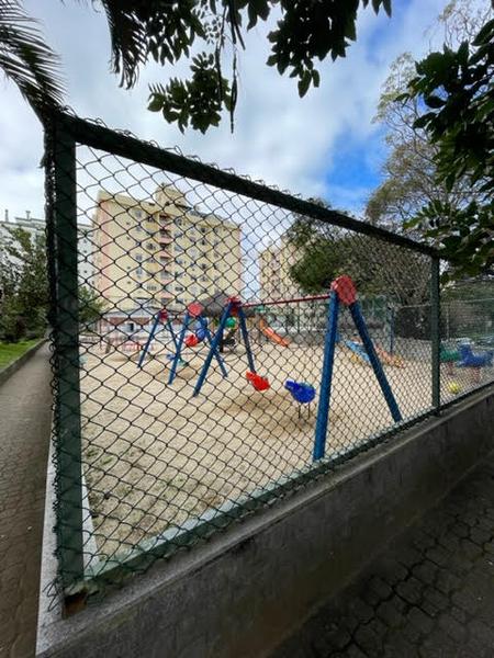 Apartamento de 2 dormitórios reformado, com estacionamento.