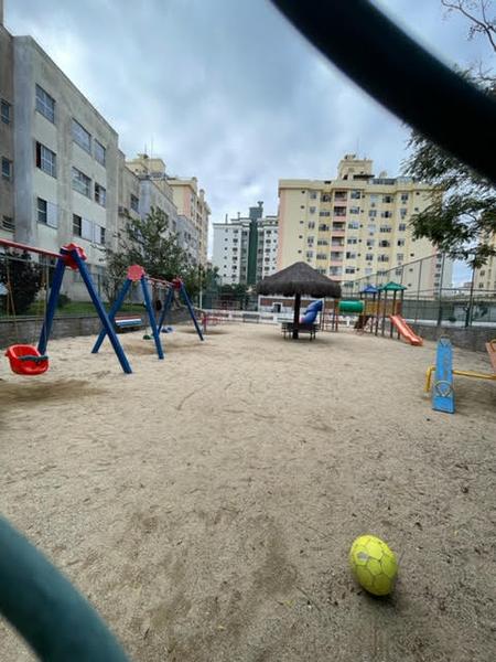 Apartamento de 2 dormitórios reformado, com estacionamento.