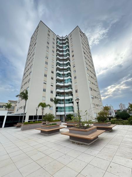 Apartamento com 2 dormitórios, suíte, closet e duas garagens no bairro Estreito.