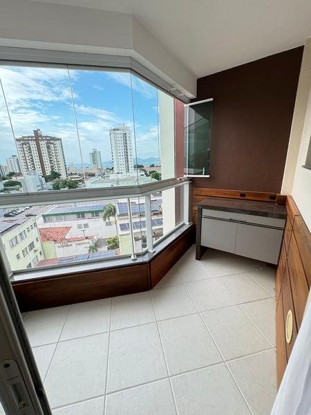 Apartamento com 2 dormitórios, suíte, closet e duas garagens no bairro Estreito.