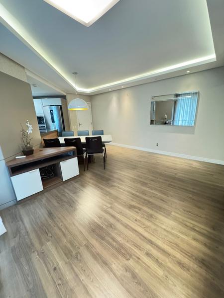 Apartamento com 2 dormitórios, suíte, closet e duas garagens no bairro Estreito.