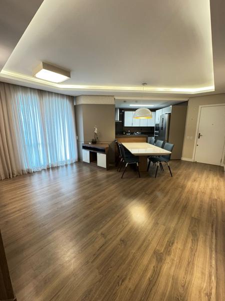 Apartamento com 2 dormitórios, suíte, closet e duas garagens no bairro Estreito.