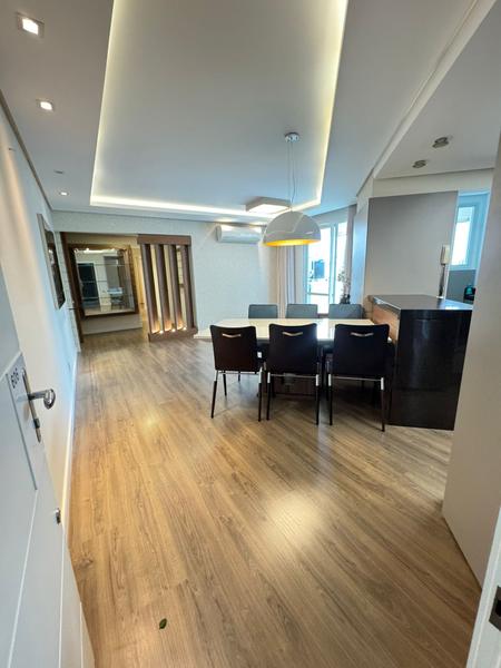 Apartamento com 2 dormitórios, suíte, closet e duas garagens no bairro Estreito.
