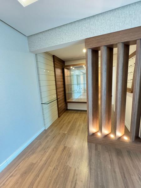 Apartamento com 2 dormitórios, suíte, closet e duas garagens no bairro Estreito.