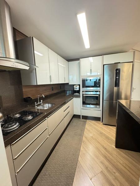 Apartamento com 2 dormitórios, suíte, closet e duas garagens no bairro Estreito.