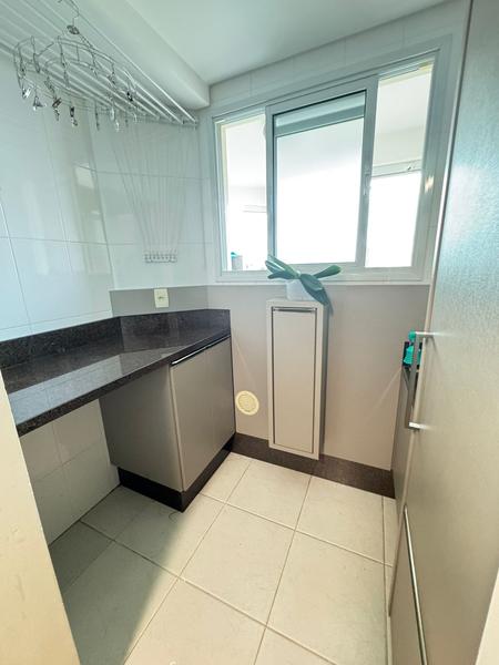 Apartamento com 2 dormitórios, suíte, closet e duas garagens no bairro Estreito.