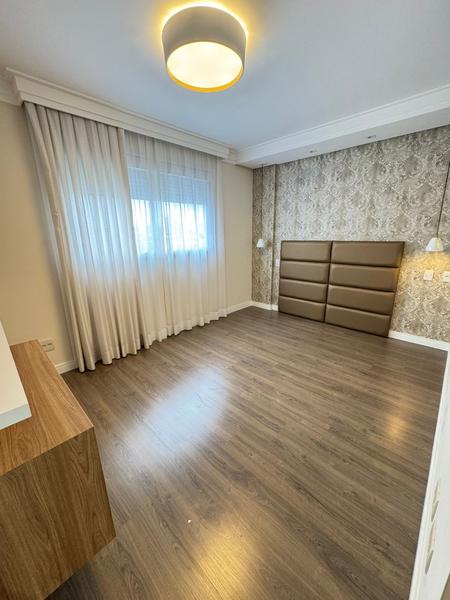 Apartamento com 2 dormitórios, suíte, closet e duas garagens no bairro Estreito.