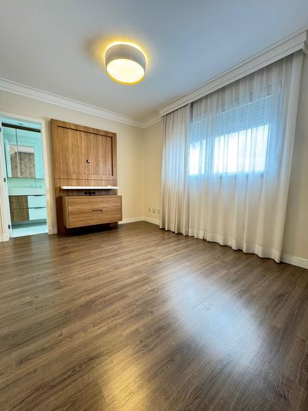 Apartamento com 2 dormitórios, suíte, closet e duas garagens no bairro Estreito.