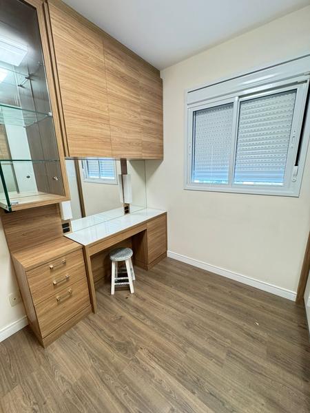 Apartamento com 2 dormitórios, suíte, closet e duas garagens no bairro Estreito.