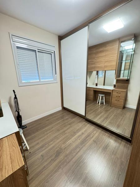Apartamento com 2 dormitórios, suíte, closet e duas garagens no bairro Estreito.