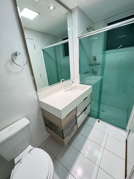 Apartamento com 2 dormitórios, suíte, closet e duas garagens no bairro Estreito.