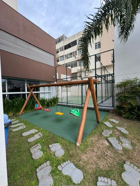 Apartamento com 2 dormitórios, suíte, closet e duas garagens no bairro Estreito.