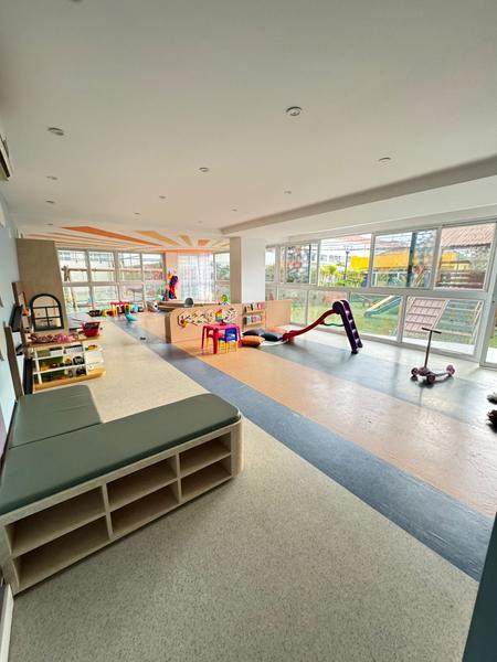 Apartamento com 2 dormitórios, suíte, closet e duas garagens no bairro Estreito.