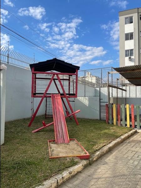 Apartamento de 2 dormitórios com sacada e garagem no Abraão.