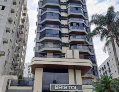 Apartamento de 2 dormitórios com sacada e garagem no Centro de Florianópolis.