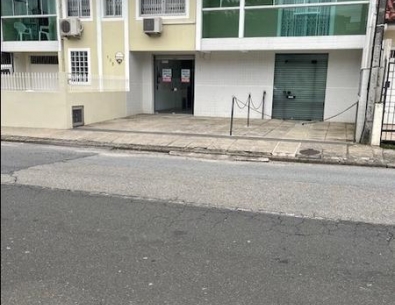 Sala térrea com estacionameto no Abraão.