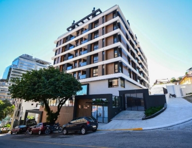 Apartamento de 3 suítes e 2 garagens no Edifício Lago De Garda no Centro de Florianopolis.