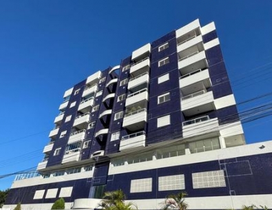 Apartamento de 2 dormitórios (suíte), sacada, 2 garagens e totalmente mobiliado no Itacorubi.