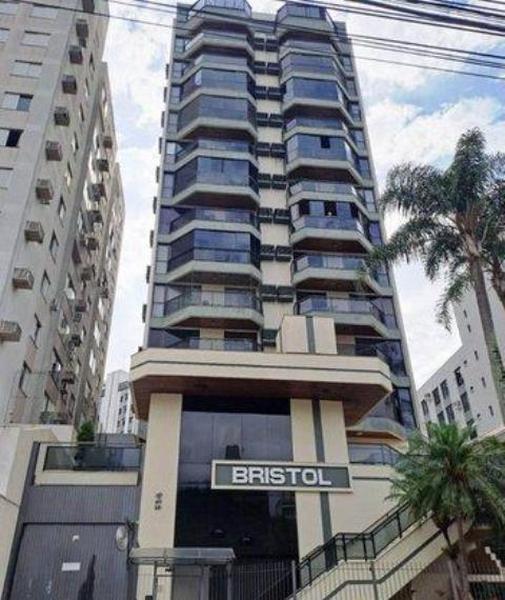 Apartamento de 2 dormitórios com sacada e garagem no Centro de Florianópolis.