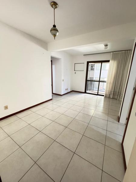 Apartamento de 2 dormitórios com sacada e garagem no Centro de Florianópolis.