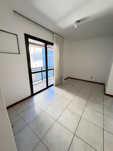 Apartamento de 2 dormitórios com sacada e garagem no Centro de Florianópolis.