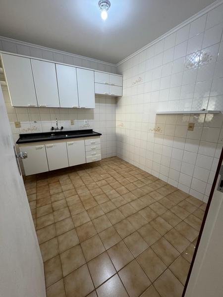 Apartamento de 2 dormitórios com sacada e garagem no Centro de Florianópolis.
