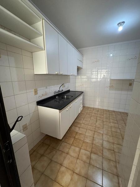 Apartamento de 2 dormitórios com sacada e garagem no Centro de Florianópolis.