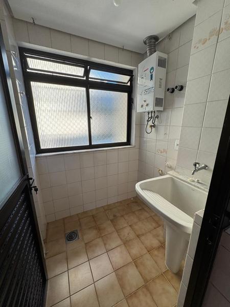 Apartamento de 2 dormitórios com sacada e garagem no Centro de Florianópolis.