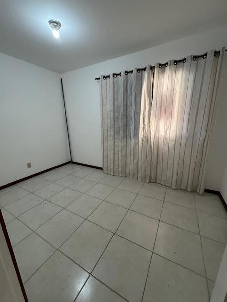 Apartamento de 2 dormitórios com sacada e garagem no Centro de Florianópolis.