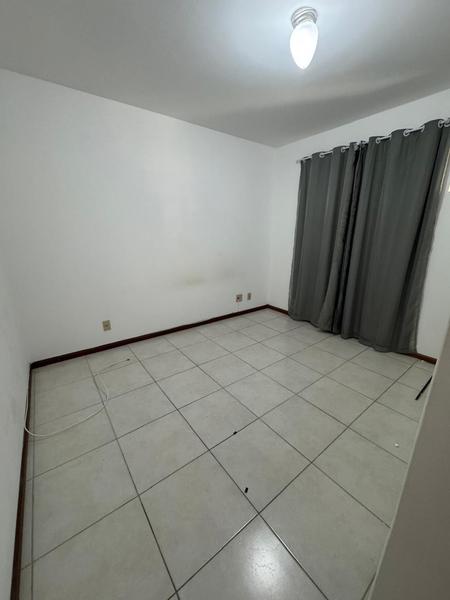 Apartamento de 2 dormitórios com sacada e garagem no Centro de Florianópolis.