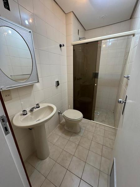 Apartamento de 2 dormitórios com sacada e garagem no Centro de Florianópolis.