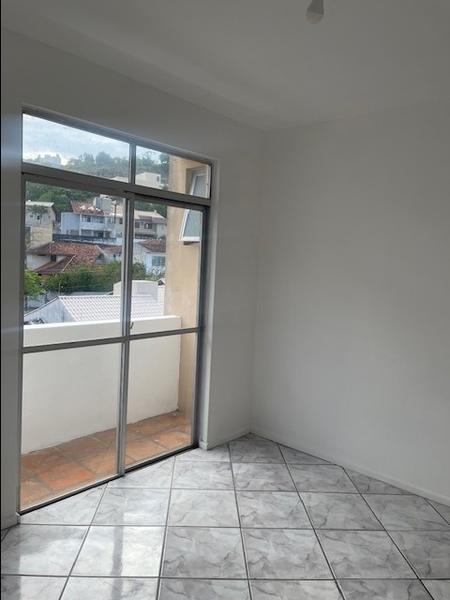 Apartamento com 1 dormitório e garagem no bairro Itaguaçu.