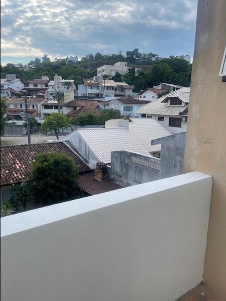 Apartamento com 1 dormitório e garagem no bairro Itaguaçu.