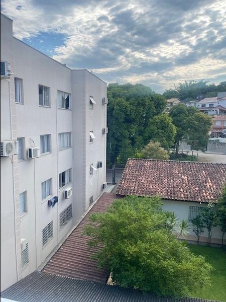 Apartamento com 1 dormitório e garagem no bairro Itaguaçu.