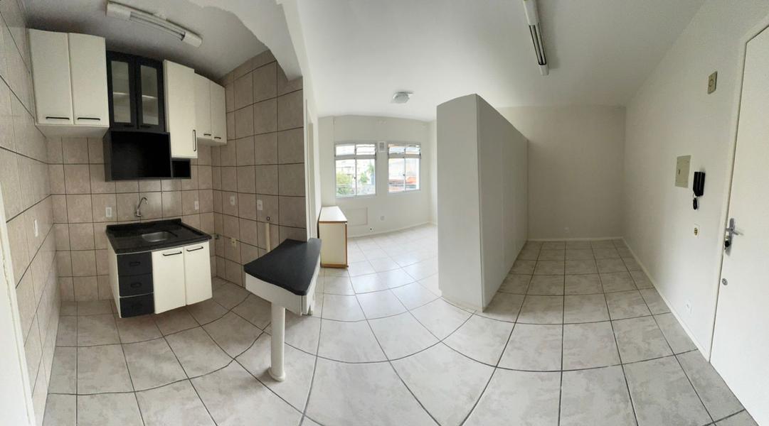 Kitnet com armário de cozinha e divisória para quarto no Kobrasol.