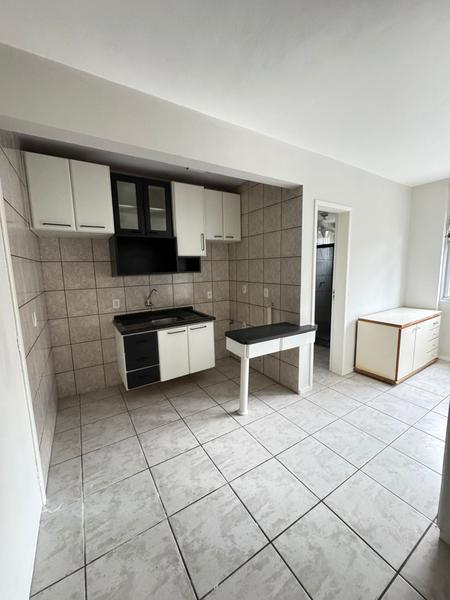 Kitnet com armário de cozinha e divisória para quarto no Kobrasol.