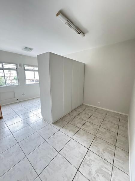 Kitnet com armário de cozinha e divisória para quarto no Kobrasol.