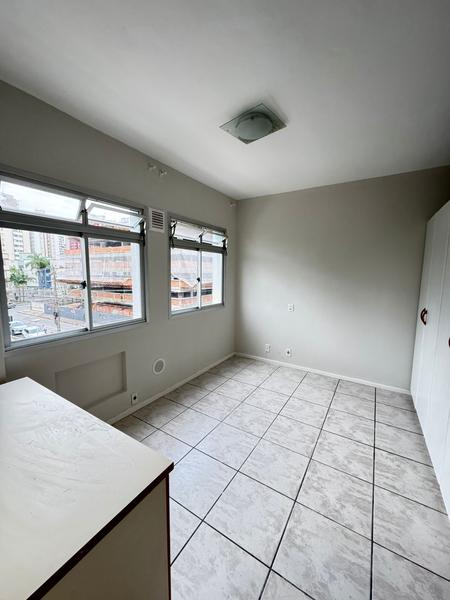 Kitnet com armário de cozinha e divisória para quarto no Kobrasol.