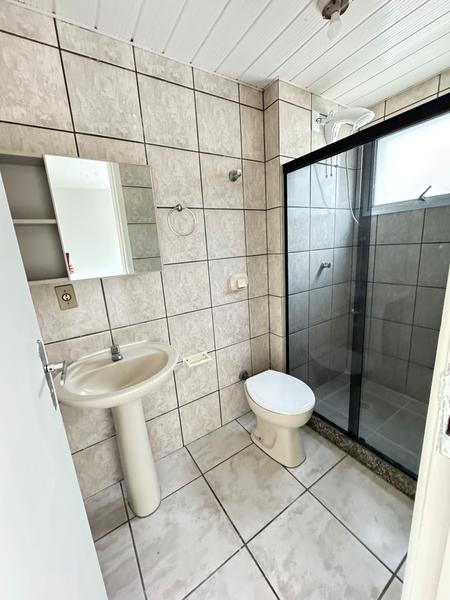 Kitnet com armário de cozinha e divisória para quarto no Kobrasol.