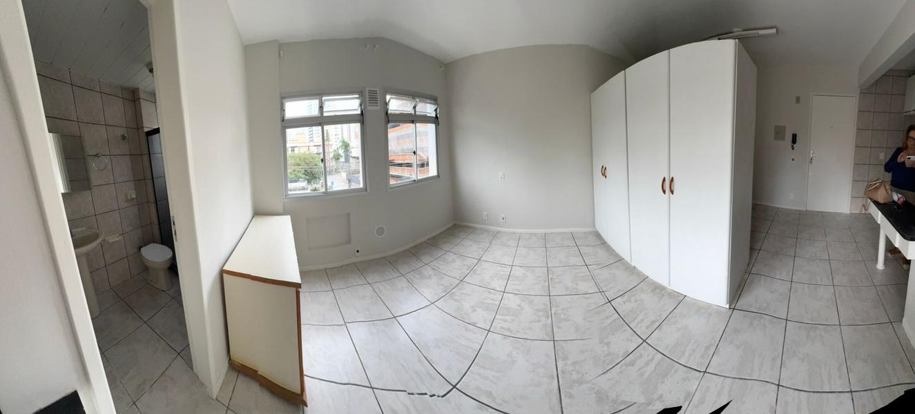 Kitnet com armário de cozinha e divisória para quarto no Kobrasol.