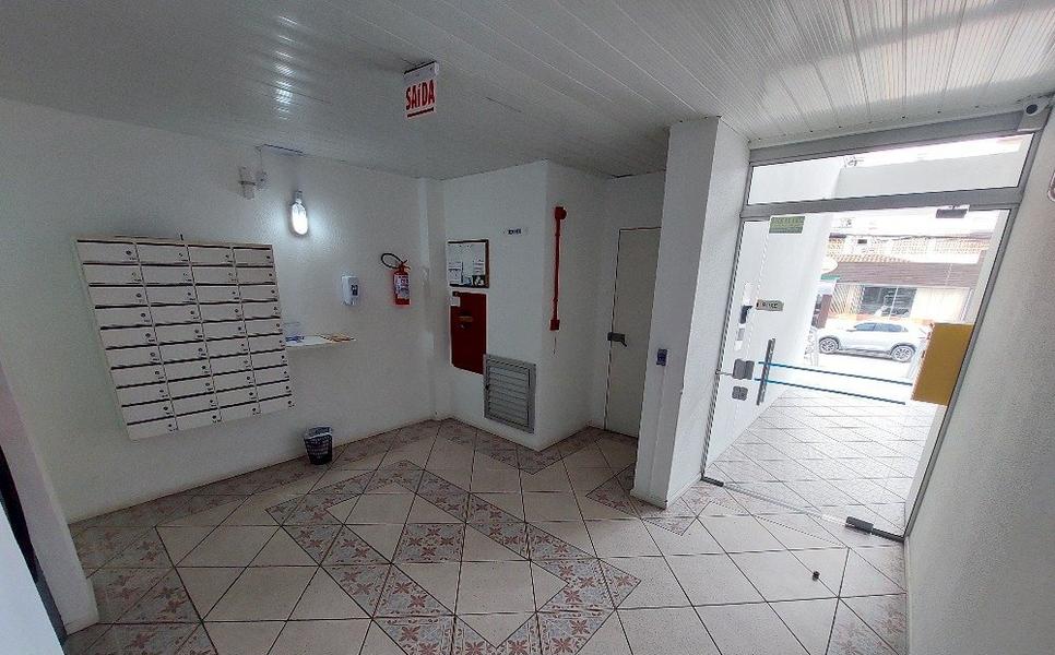 Kitnet com armário de cozinha e divisória para quarto no Kobrasol.