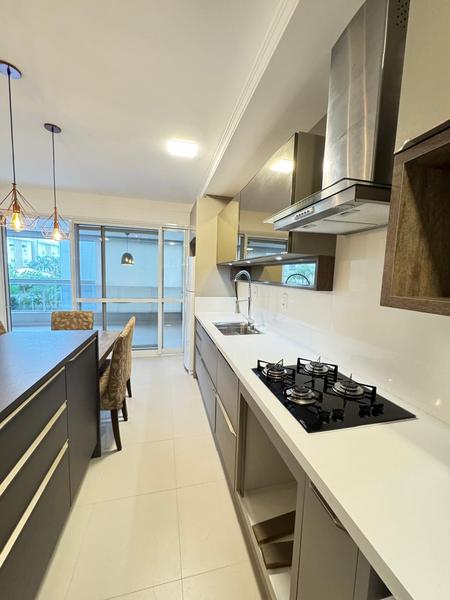 Apartamento com 2 suítes, lavabo, 2 garagens e hobby box  em Ingleses.