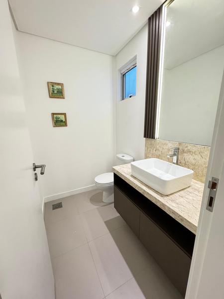 Apartamento com 2 suítes, lavabo, 2 garagens e hobby box  em Ingleses.